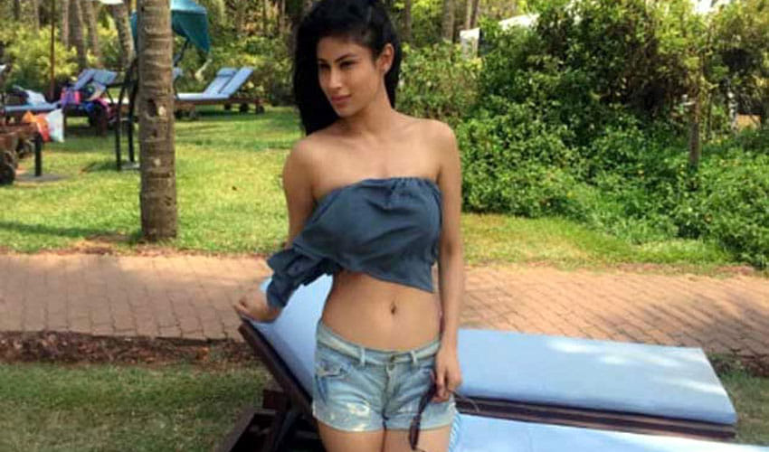mouni roy in goa for vacation