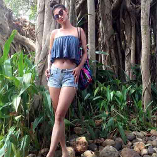 mouni roy in goa for vacation