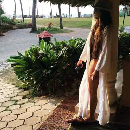 mouni roy in goa for vacation