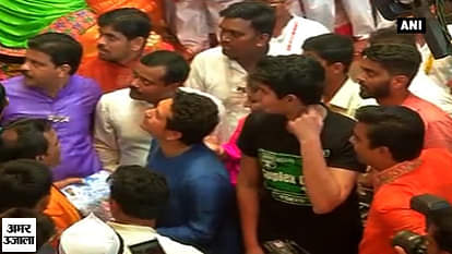 Watch: Sachin Tendulkar offers prayers at Lalbaugcha Raja