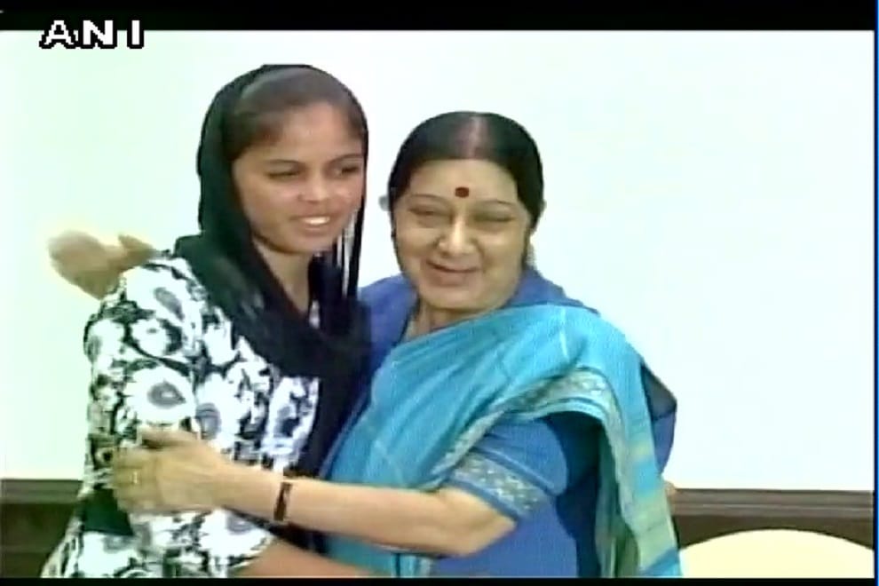 Sushma Swaraj meets Pakistani girl Madhu 