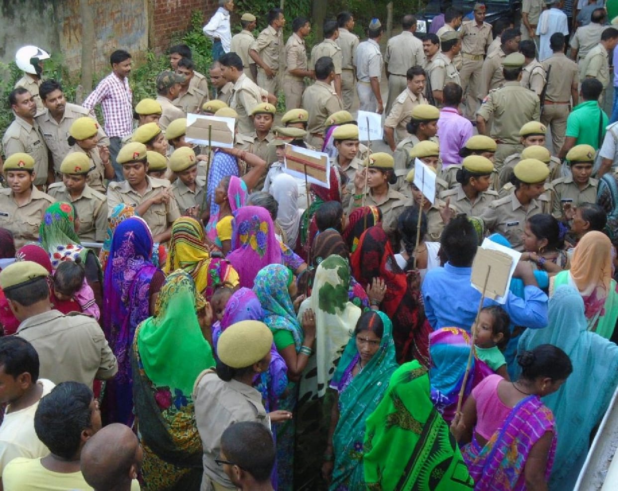 Police prevented women from going to the siege, skirmish