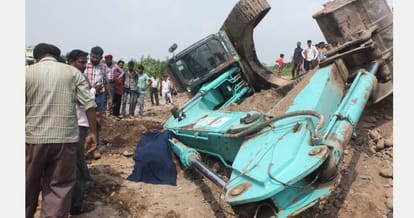 young man killed, under the, Poklen crushed, machine, during road construction