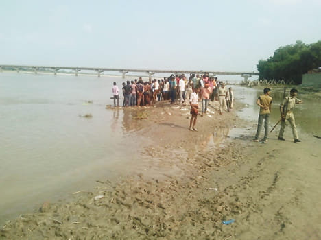 Two friends immersed in the Ganges, a death