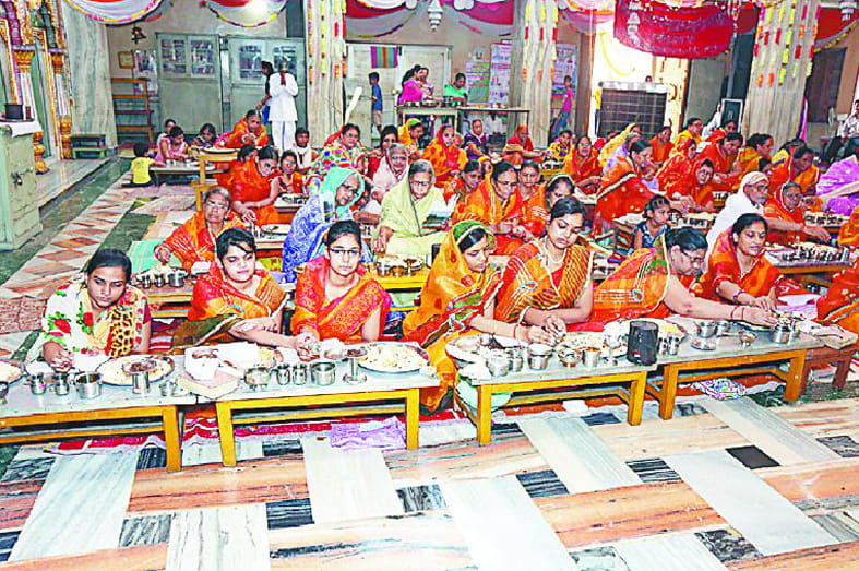 Tenth fragrance incense at temples by devotees climb