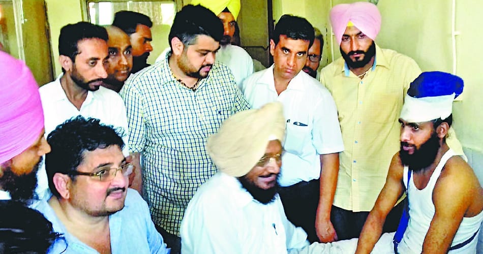 Clash Between akali dal supporter and aam aadmi party supporter