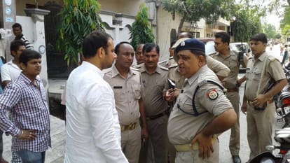 three youth threw red chilli powder in eyes of BJP MLA Kapildev Aggarwal