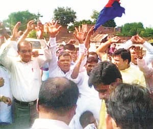 clash in anupriya patel & Samajwadi party supporters 