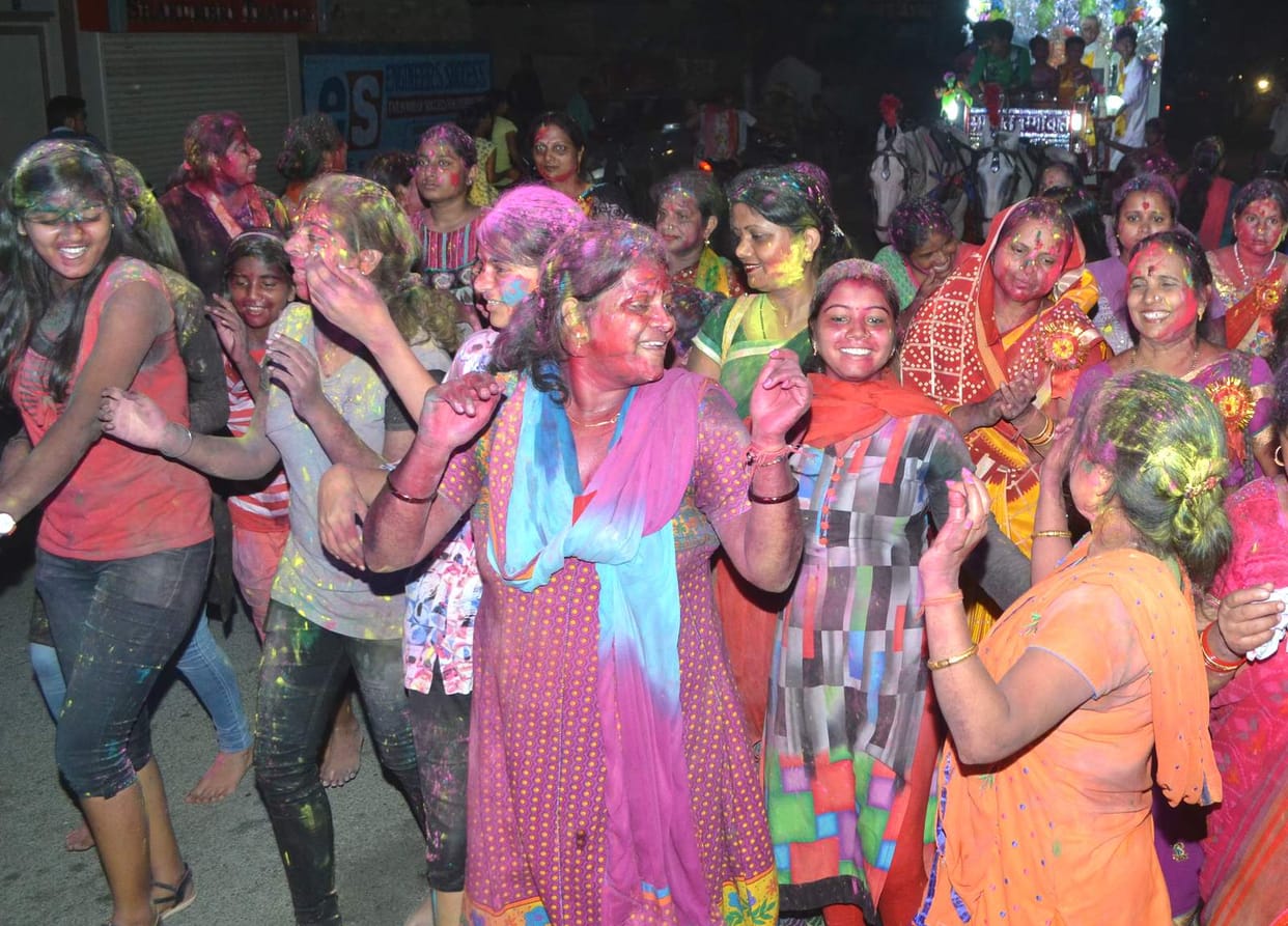 devotee played flower's holi with radha and krishna