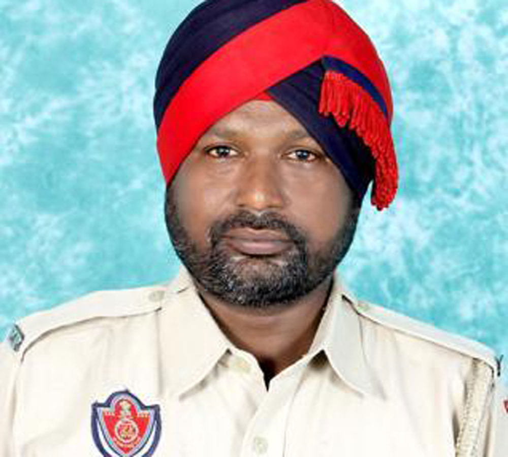 kala chasma song written by police head constable