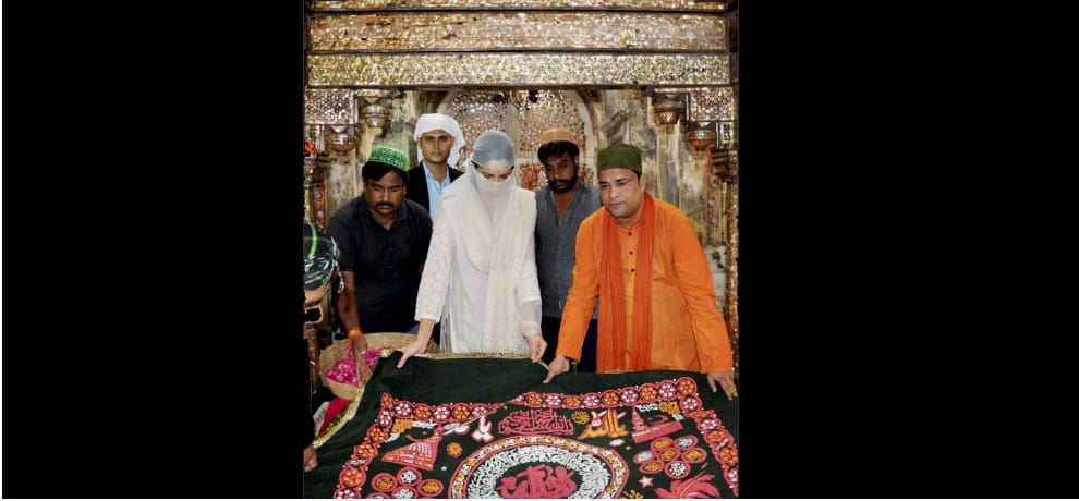 Face covered Katrina reached Tomb of Salim Chishti