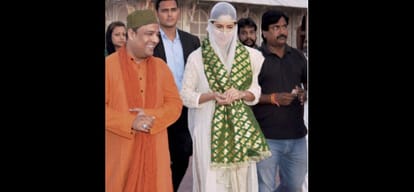 Face covered Katrina reached Tomb of Salim Chishti