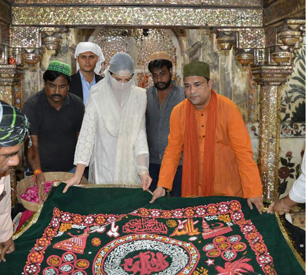 katrina kaif in fatehpur sikri dargaah