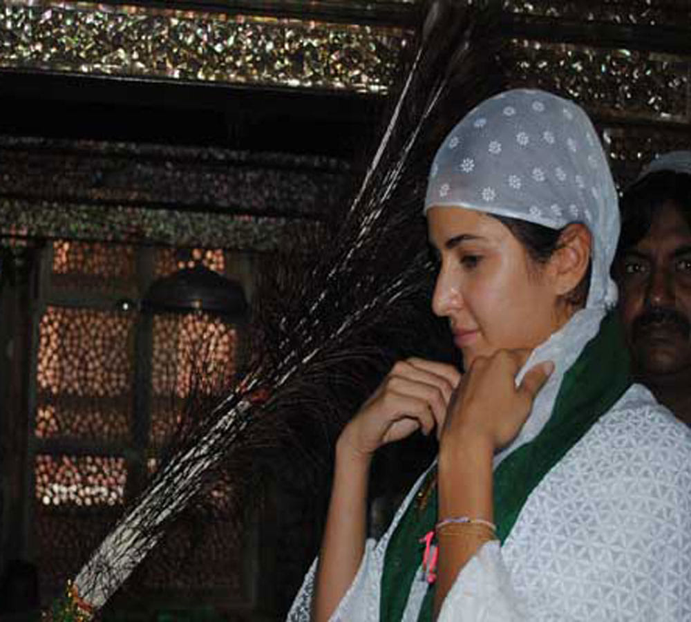 katrina kaif in fatehpur sikri dargaah