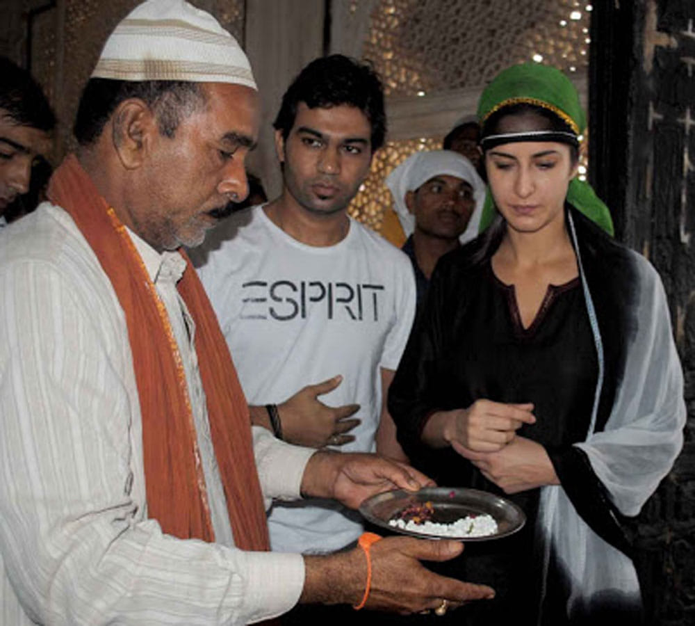 katrina kaif in fatehpur sikri dargaah