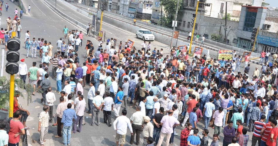 Lathicharge in Ludhiana when protesters stop the train