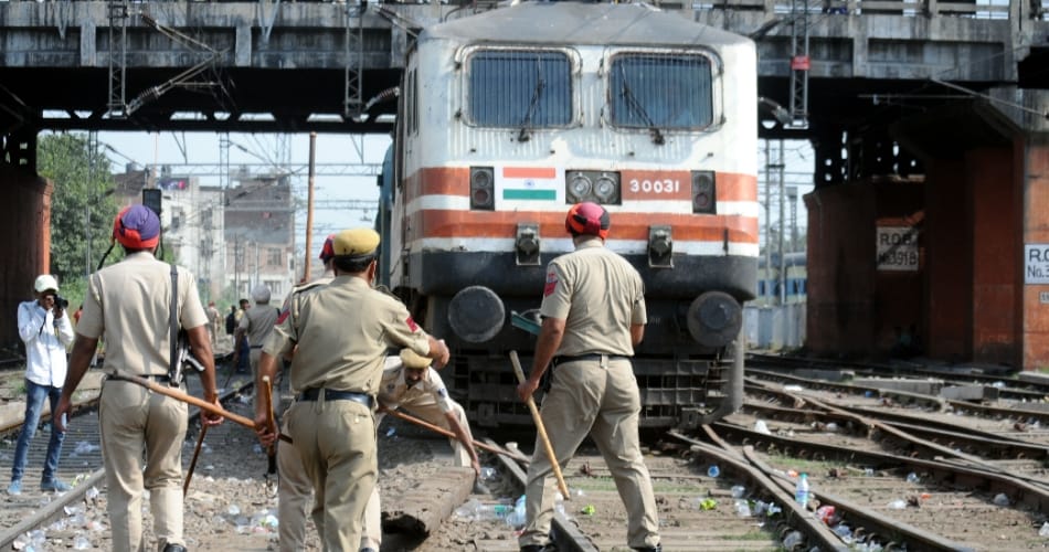 Lathicharge in Ludhiana when protesters stop the train