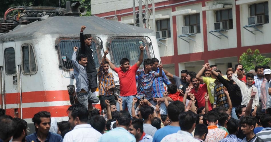 Lathicharge in Ludhiana when protesters stop the train