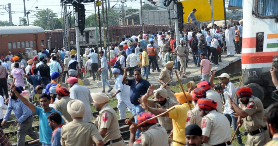 Lathicharge in Ludhiana when protesters stop the train