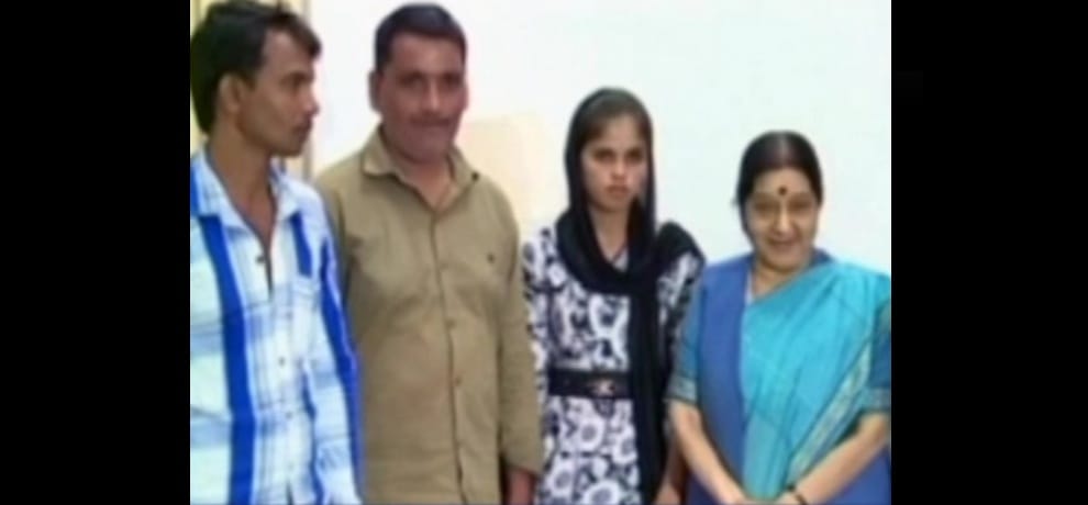 pakistani girl madhu meets sisodia promise to admit her in delhi school