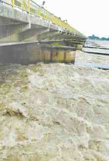 Mother and two children in a car submerged with Ganga Canal