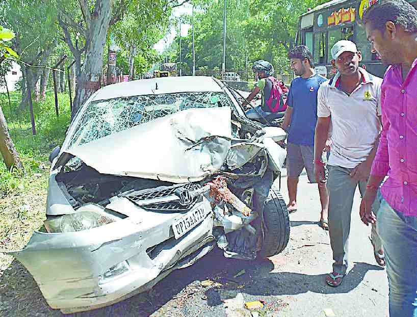 Accidental death of wife, husband saved by helmet