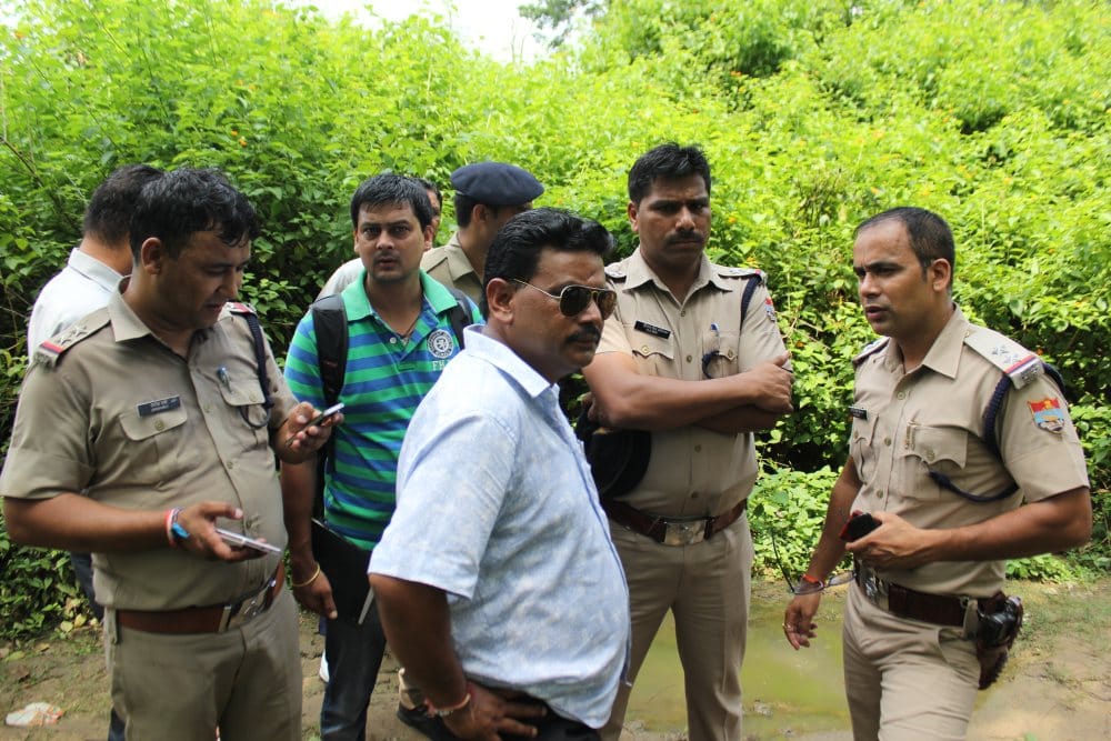  Police arrived at the scene seized the body , stress in the village