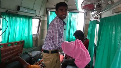 pragnent delivered baby in ambulance at roadside