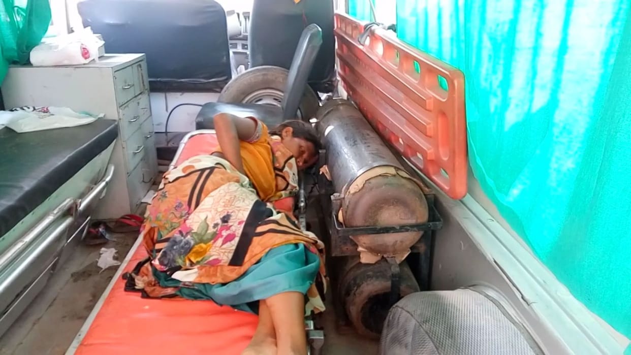 pragnent delivered baby in ambulance at roadside
