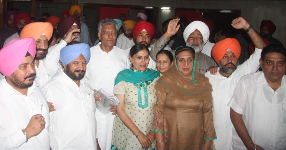 Congress Mla Inside Punjab Assembly Hall, CM badal Comes to talk