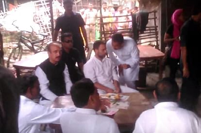 rahul gandhi eat samosa and tea at roadside in azamgarh