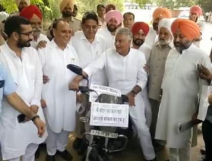 Congress MLA Sunil Jakhar reached assembly on motorcycle