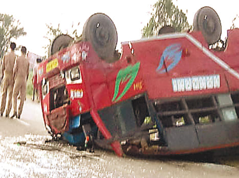 Mini bus upturned, 16 injured