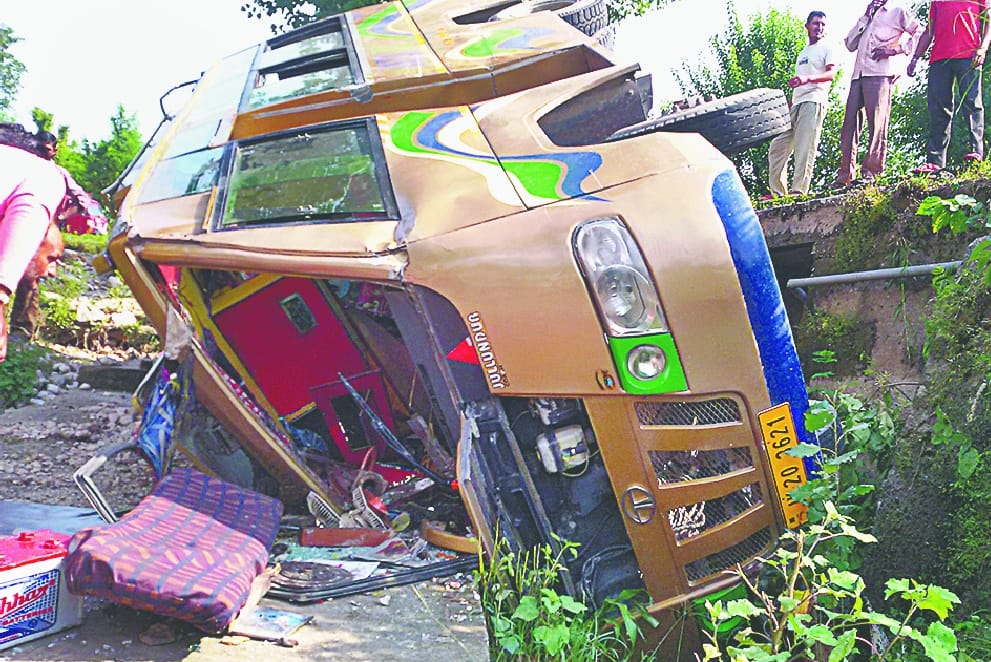 accident in pauni, 11 injured