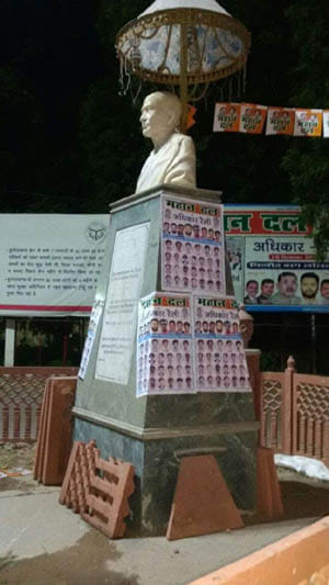 statue