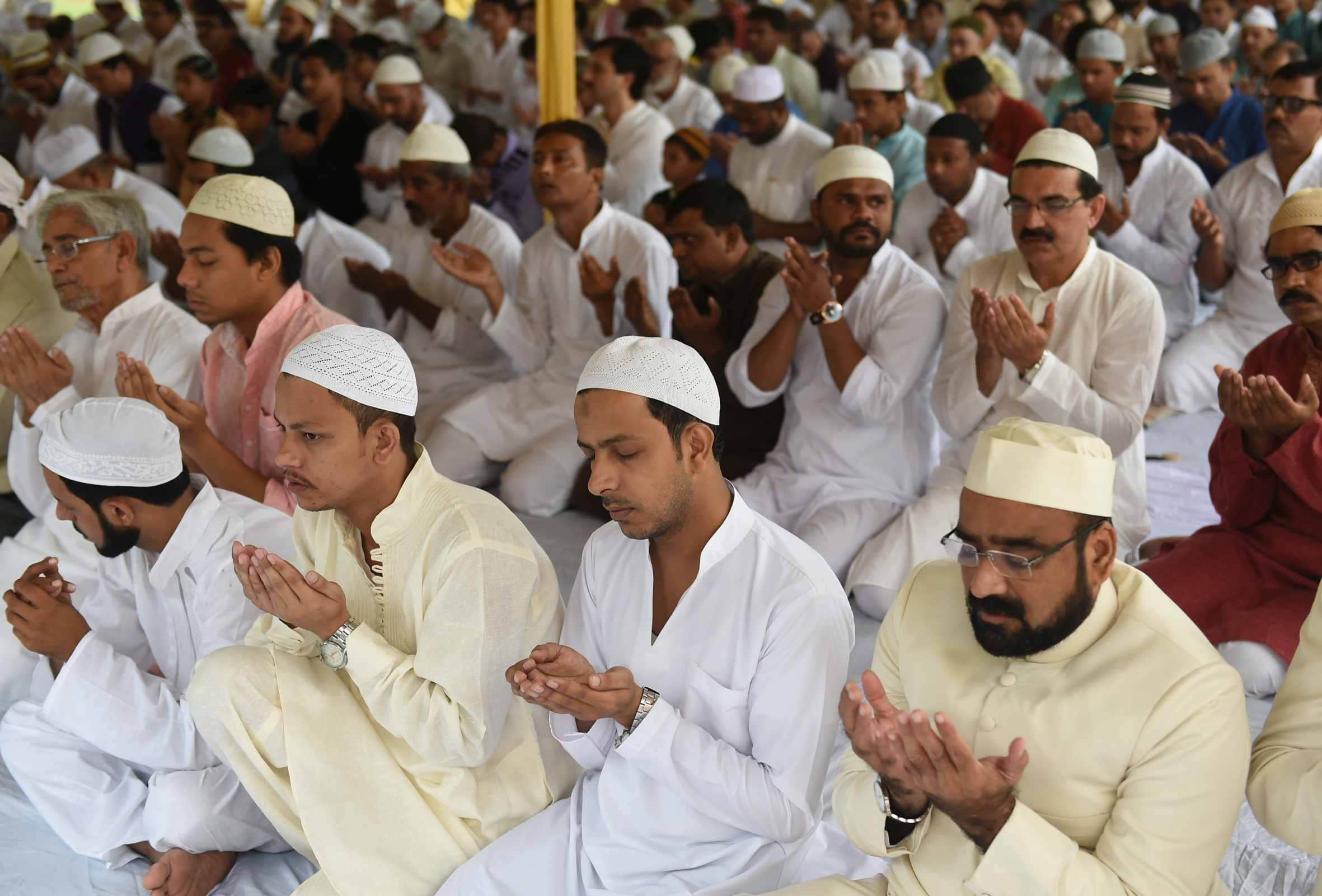 eid ul azha namaz performed by shia sunni together in lucknow