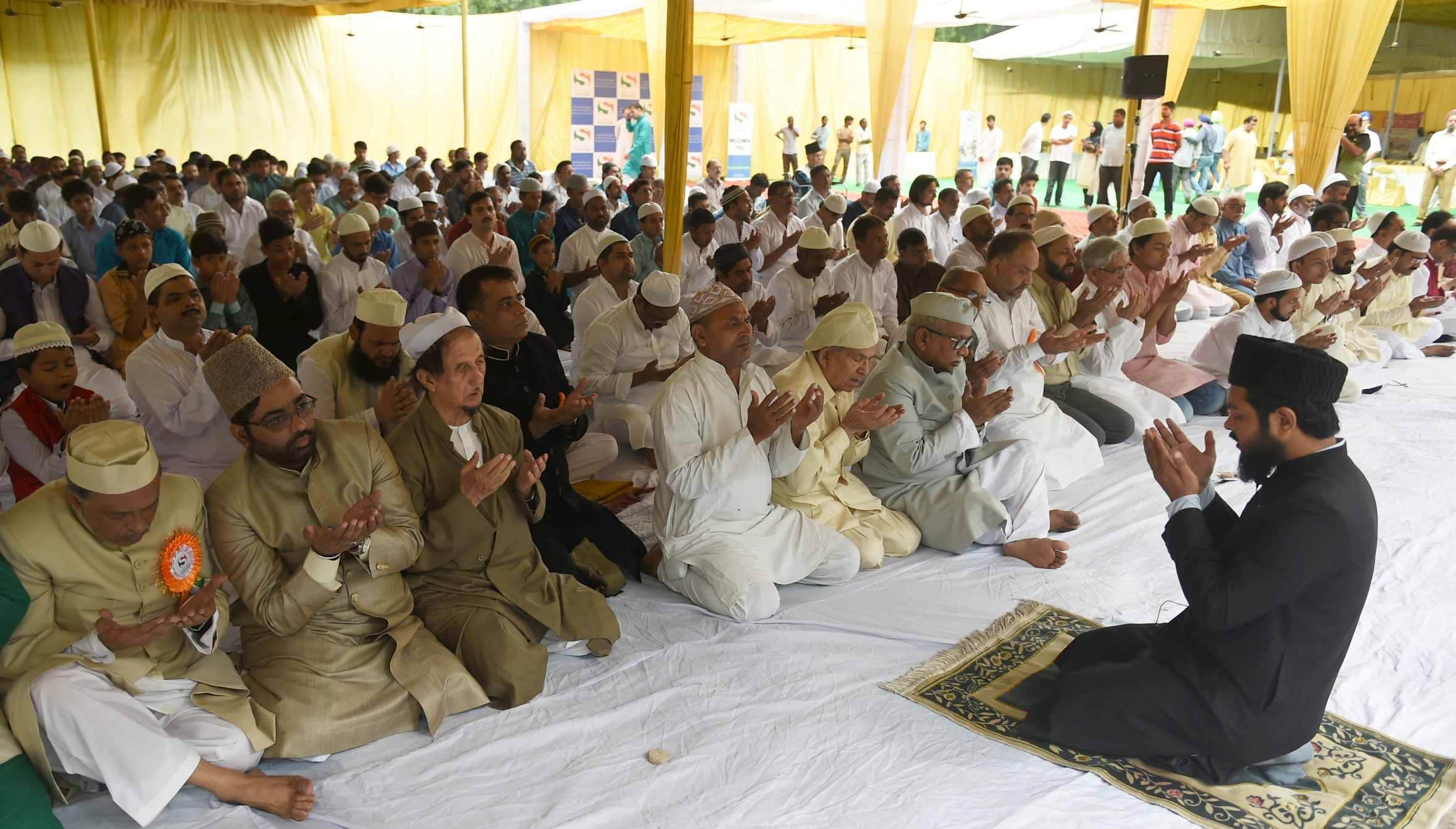 eid ul azha namaz performed by shia sunni together in lucknow