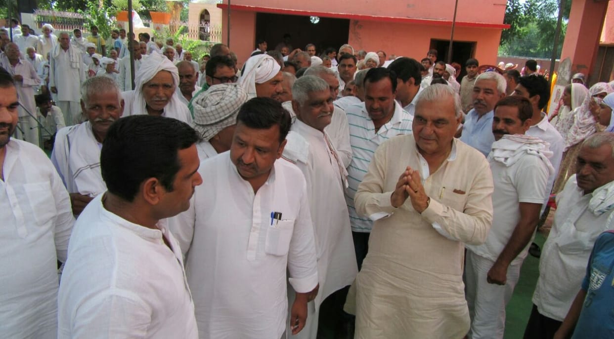 Former CM convoy driving in the wrong direction, putting jam