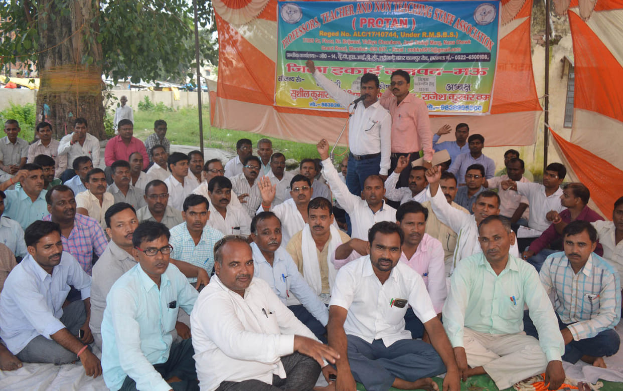 teachers demonstrated for thier demands 