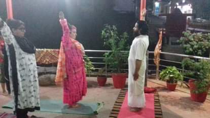 Dolly bindra reaches tapkeshwar temple