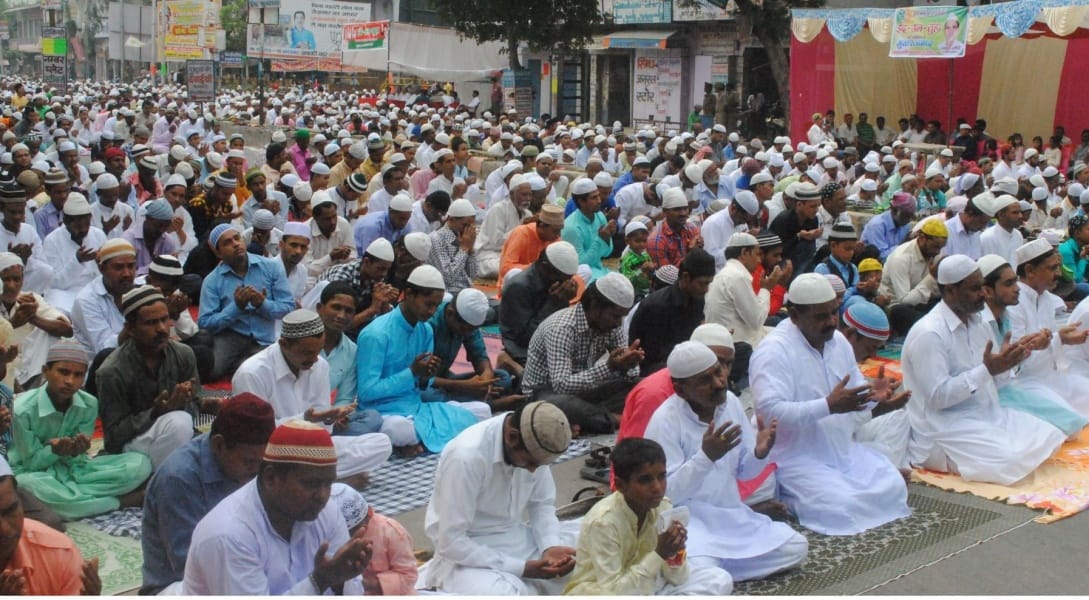 khuda kee ibaadat mein uthe hajaaron haath