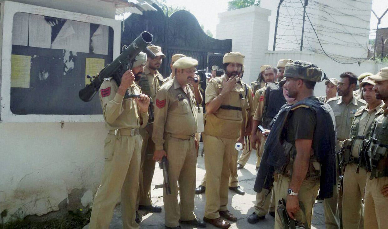Three injured in encounter rogue