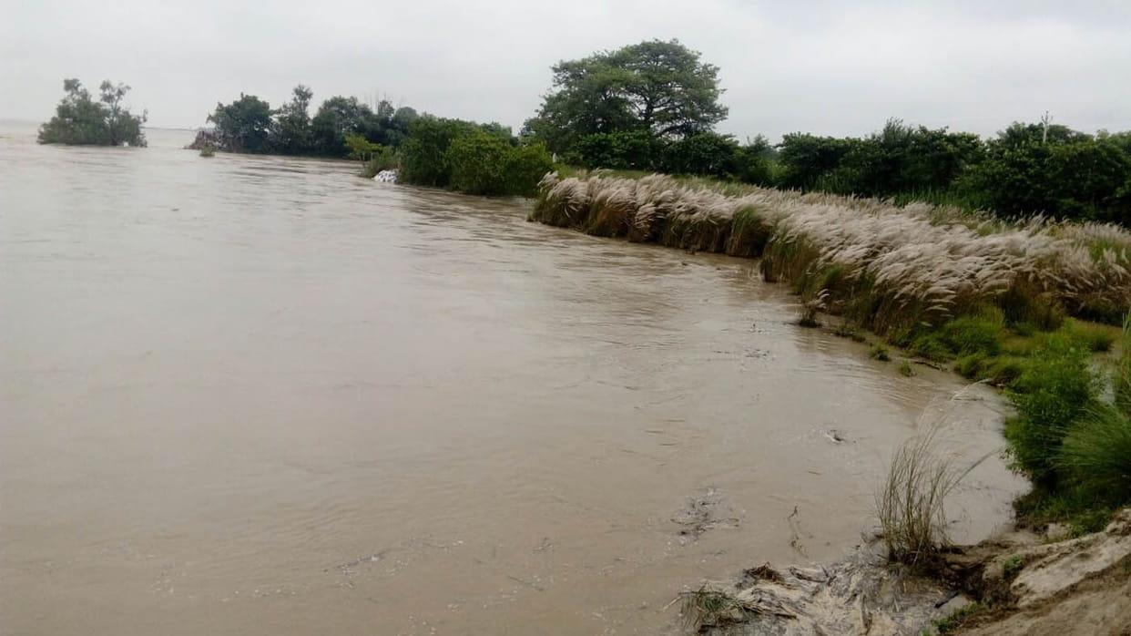 people flies due to flood