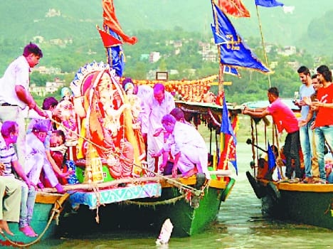 ganapti visarjan in goving sagar lake.