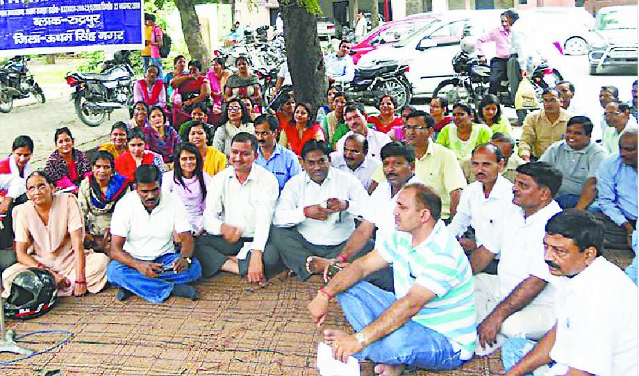  shikshakon kee hadataal se sarakaaree skool hue veeraan The deserted public school teachers strike