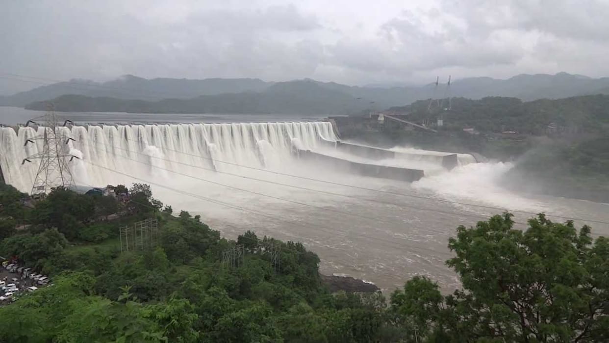 women commit sucide in canal