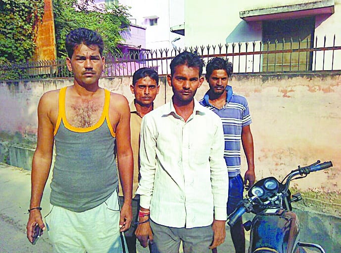 Miscreants looted cash and bikes