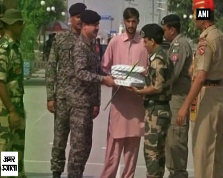 भारत- पाक ने बांटी मिठाई