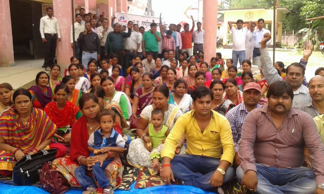  NHM contract workers picketing
