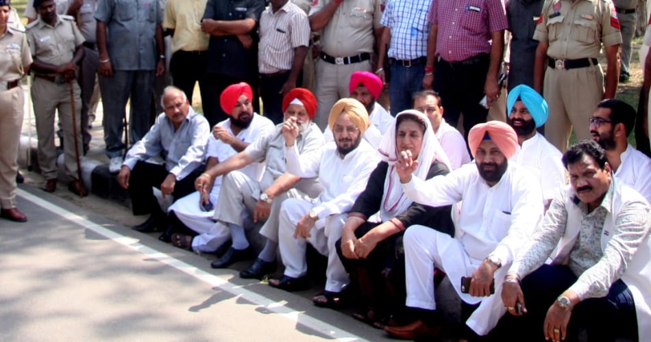 Congress Mla Inside Punjab Assembly Hall, CM badal Comes to talk